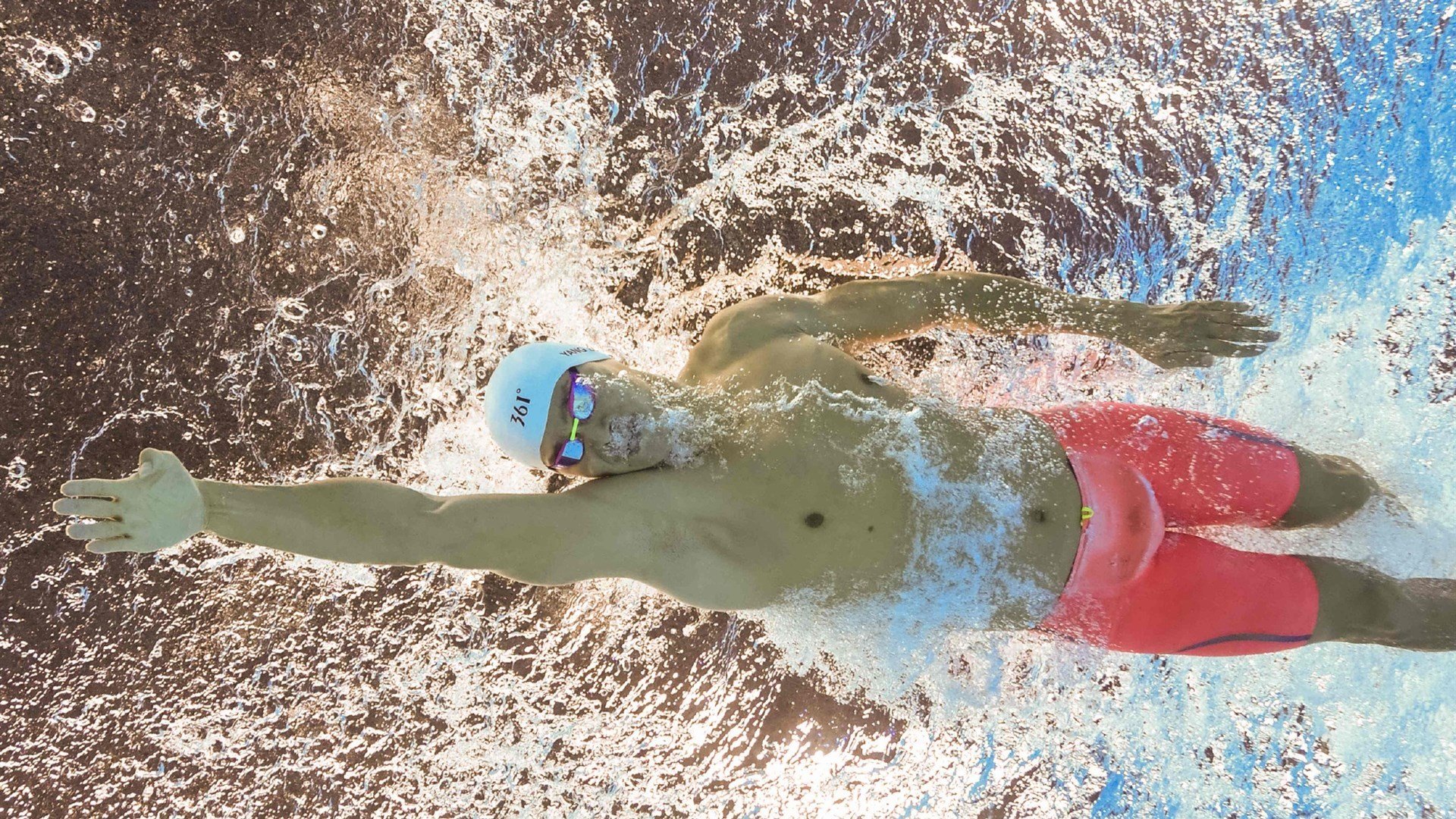 开云全站-自由泳百米战况激烈 三强分秒必争，自由泳百米速度标准