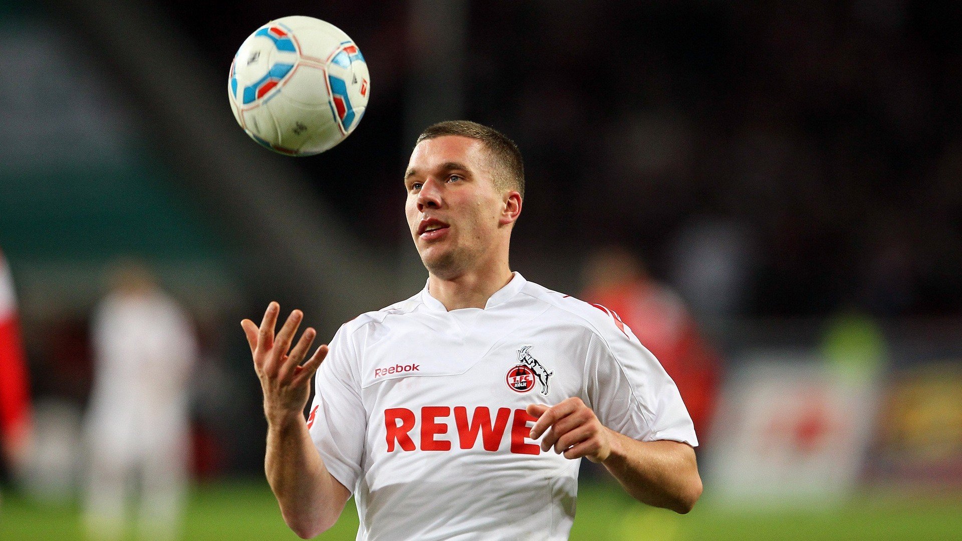 足球运动参与人群年龄结构日趋年轻化,足球分类及使用人群