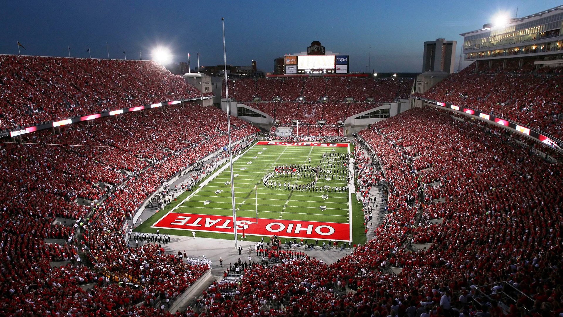 某队球员受伤退出赛场，球迷担心不已，某队员运球时不小心碰到自己的脚