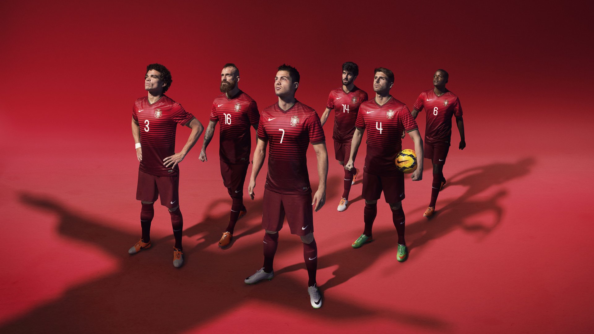 纷争激烈的比赛中球员们展现实力，令人赞叹不已，纷争怎么写