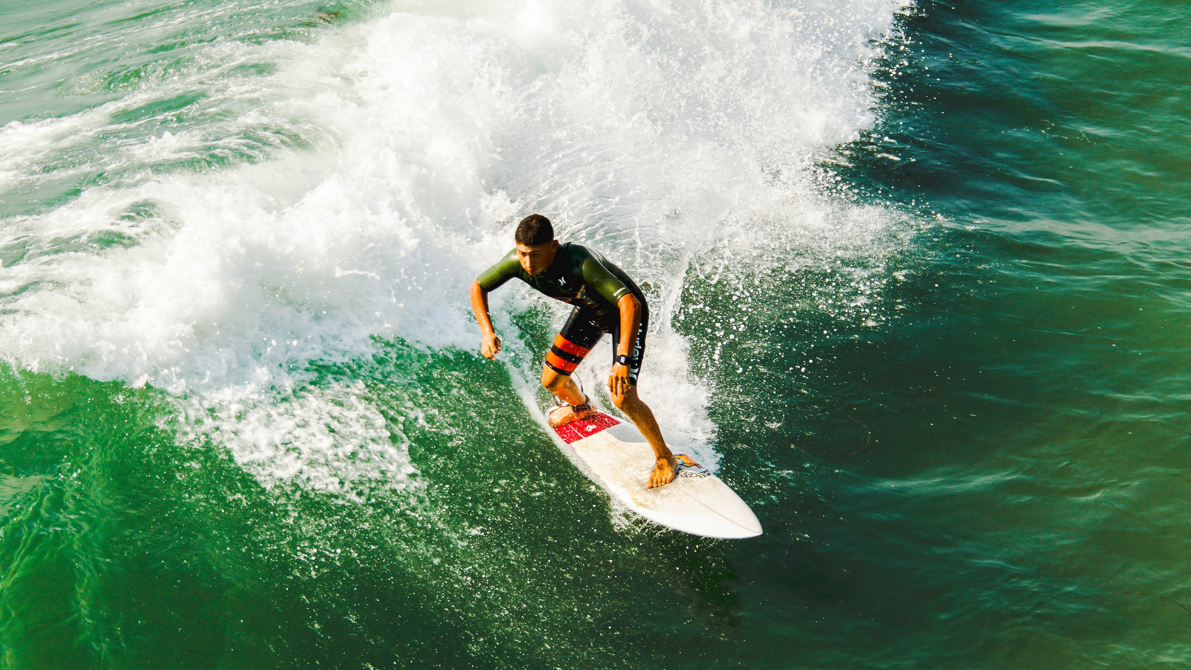 足球比赛中某支队伍势如破竹，赢得领先，足球队在比赛阶段主要以什么训练方法为主